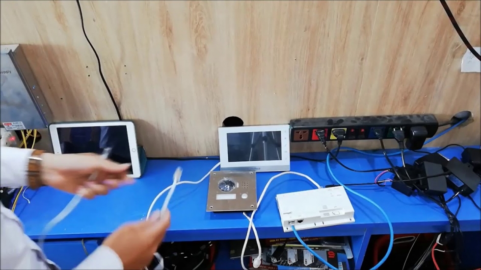 Hải Hưng đang tiến hành test hệ thống chuông cửa Aiphone